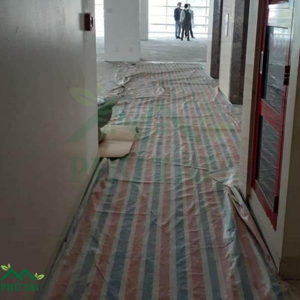 Sử dụng bạt kẻ sọc lót sàn chống bụi