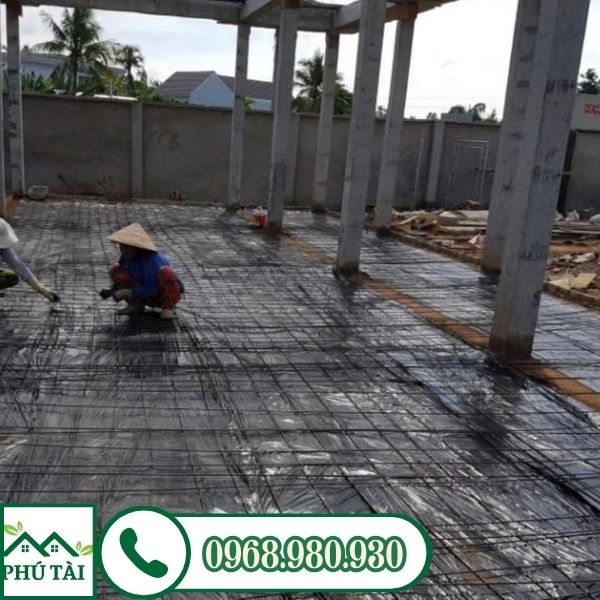Sử dụng nilon đen lót sàn đổ bê tông