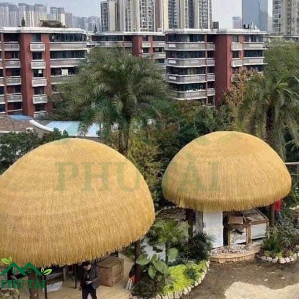Sử dụng thảm cỏ rơm trang trí mái nhà