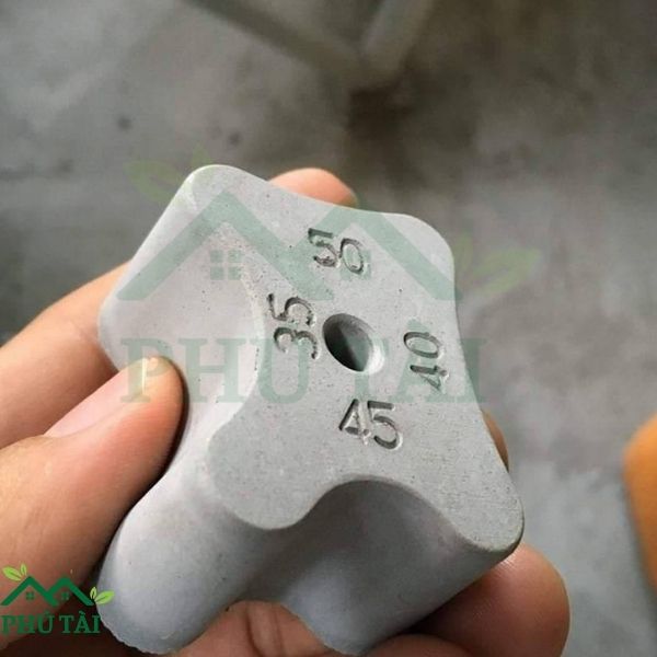 So sánh cục kê bê tông và cục kê nhựa | Loại nào tốt hơn? Cục kê bê tông đảm bảo độ bền