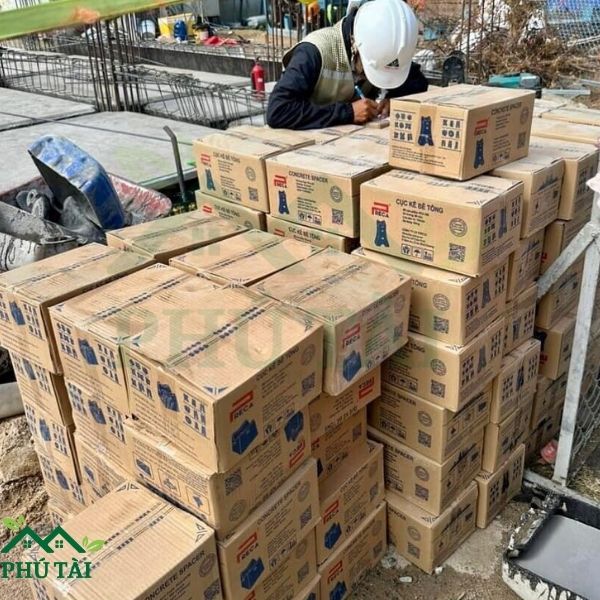 So sánh cục kê bê tông và cục kê nhựa | Loại nào tốt hơn? Cung cap cuc ke be tong cho cong trinh dan dung