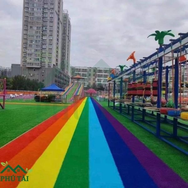 Lắp cỏ nhân tạo màu tại khu vui chơi
