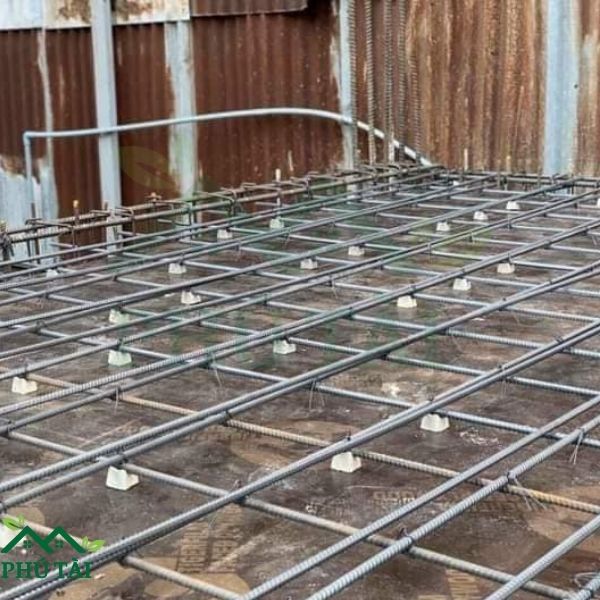 So sánh cục kê bê tông và cục kê nhựa | Loại nào tốt hơn? Lắp đặt cục kê bê tông sàn