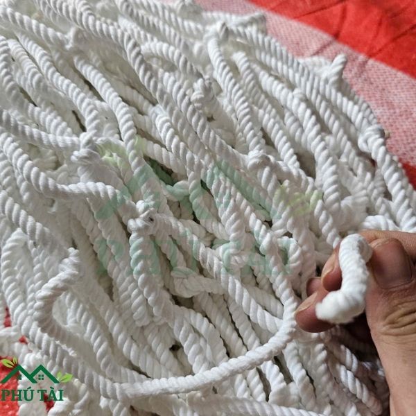 Ứng Dụng Lưới Chắn Container Trong Vận Chuyển Và Bảo Vệ Hàng Hóa Phú Tài đơn vị cung cấp lưới chắn container giá rẻ