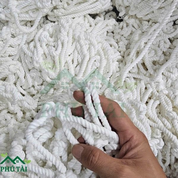 Ứng Dụng Lưới Chắn Container Trong Vận Chuyển Và Bảo Vệ Hàng Hóa Sợi lưới chắc chắn, đảm bảo chịu lực