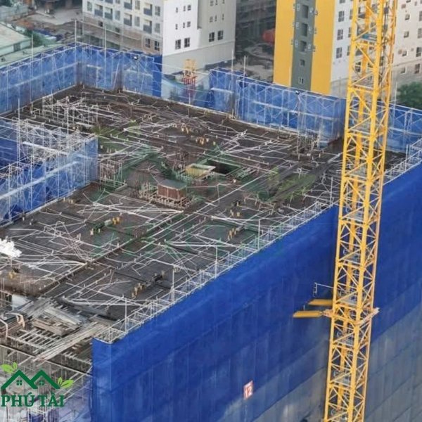 Có Nên Dùng Lưới Bao Che Màu Xanh Không? Lưới bao che công trình màu xanh dương