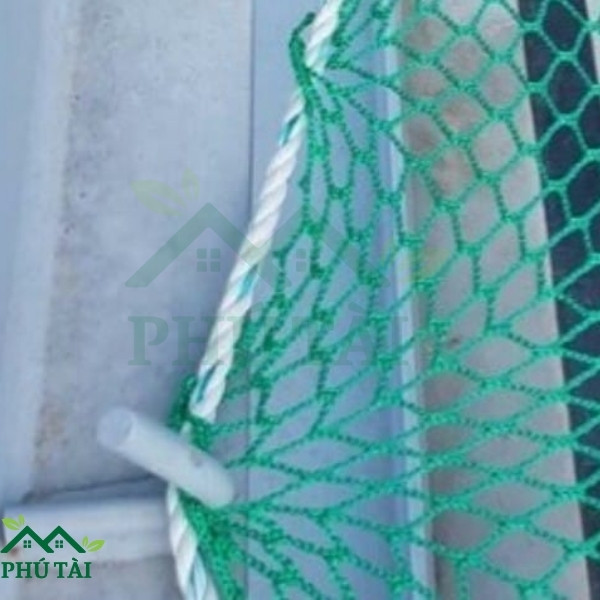 Hướng Dẫn Lắp Đặt Lưới Hứng Vật Rơi Đúng Cách Sử dụng dầy thừng và móc để cổ định lưới hứng vật rơi