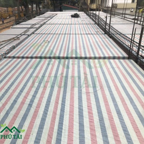 Giá Bạt Sọc Khổ 6m Mới Nhất – Phú Tài Giao Hàng Tận Nơi Sử dụng bạt sọc khổ 6m lót sàn đổ bê tông