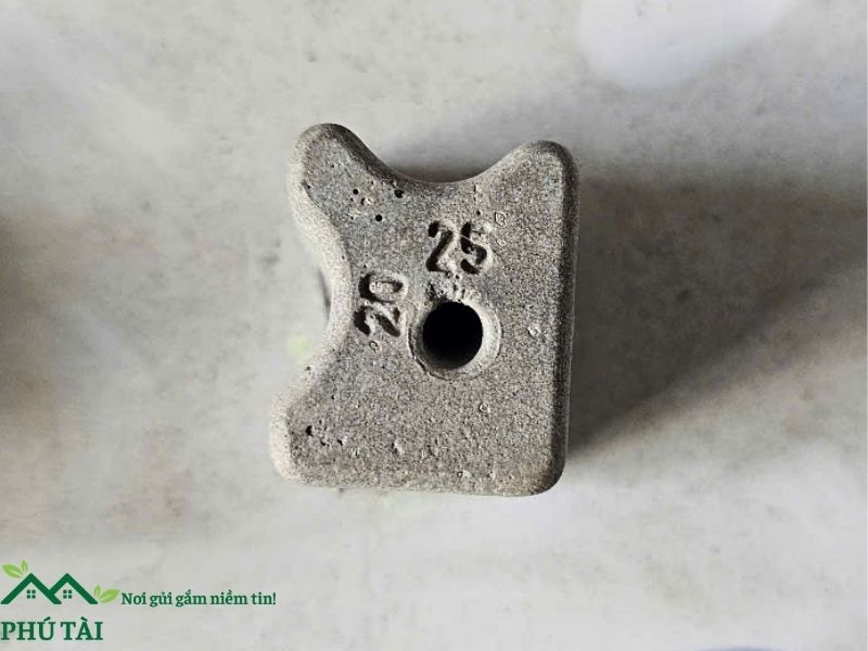 Cục kê bê tông 20mm 25mm có lỗ xỏ kẽm buộc