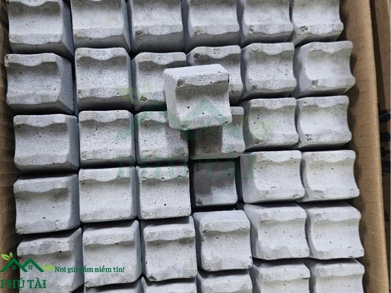 Cục kê bê tông được đóng thành thùng giao tới khách hàng