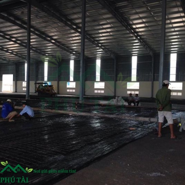 Sử dụng cuộn milon đen lót sàn đổ bê tông trong xây dựng