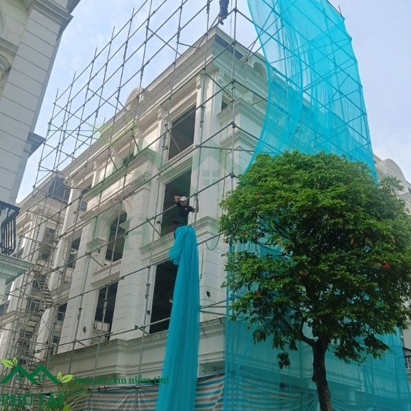 Sử dụng lưới bao che khi thi công nhà liền kề, biệt thự