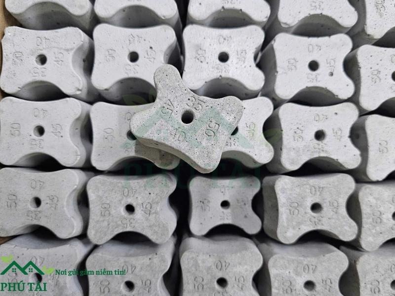 Cục kê bê tông có lỗ dùng cho dầm, cột, vách giá sỉ tại Phú Tài